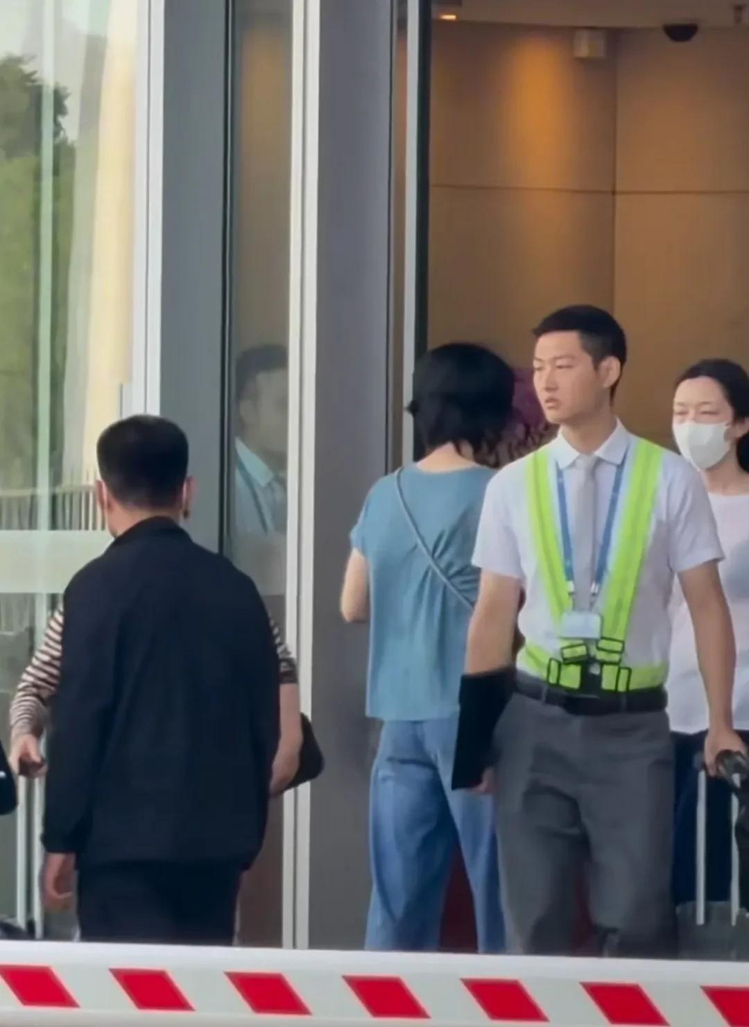 王菲领闺女从大理回京，机场这组生图流出来，我突然读懂了什么叫“高级的母爱”
看客