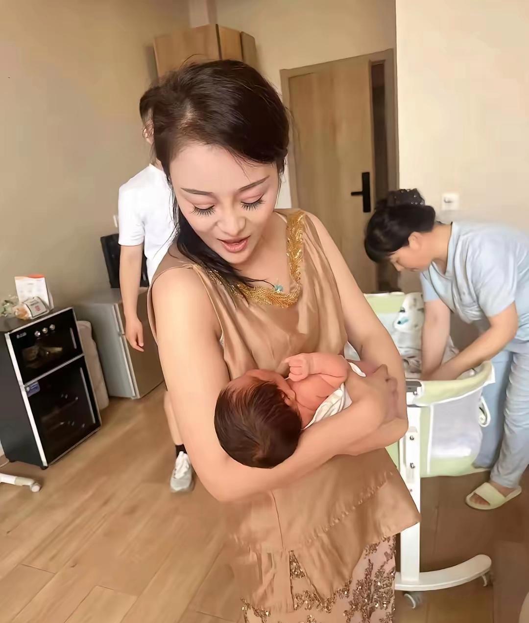 37岁就当奶奶了，这就是结婚早的好处。
