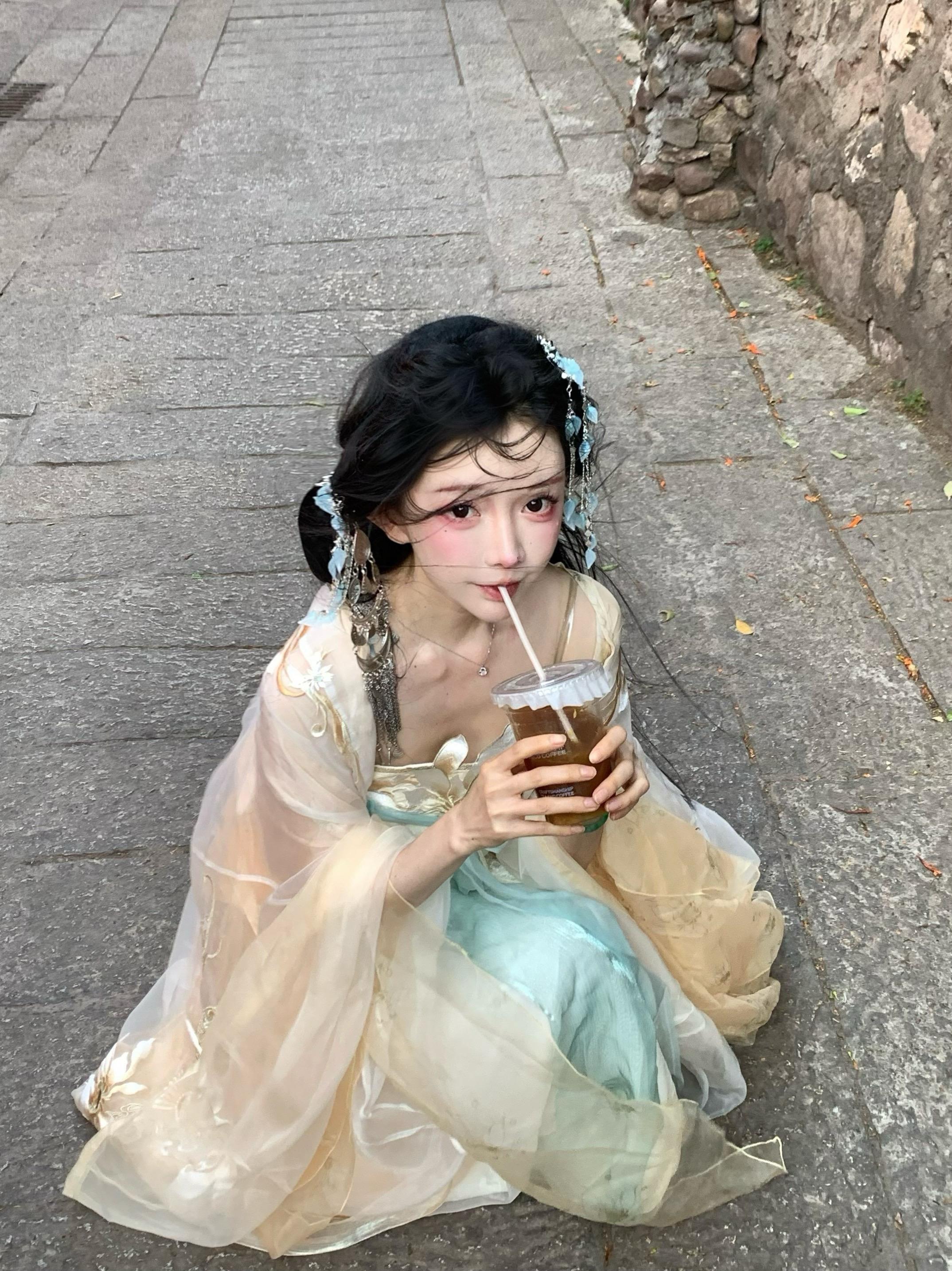 一种相思花自飘零水自流