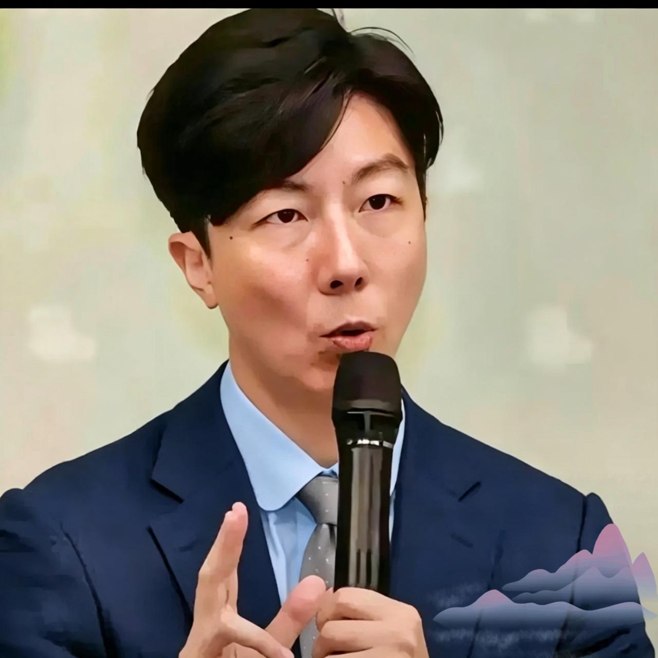 刷到个荒诞的新闻，真是把我看笑了。

民进党发言人吴铮跳出来喊冤，道自己不是东方