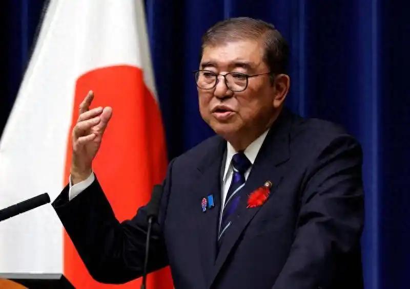 石破茂警告：
日本别再幻想打仗！
历史靠抢中国2.3亿两续命，
如今扩张反会亡国