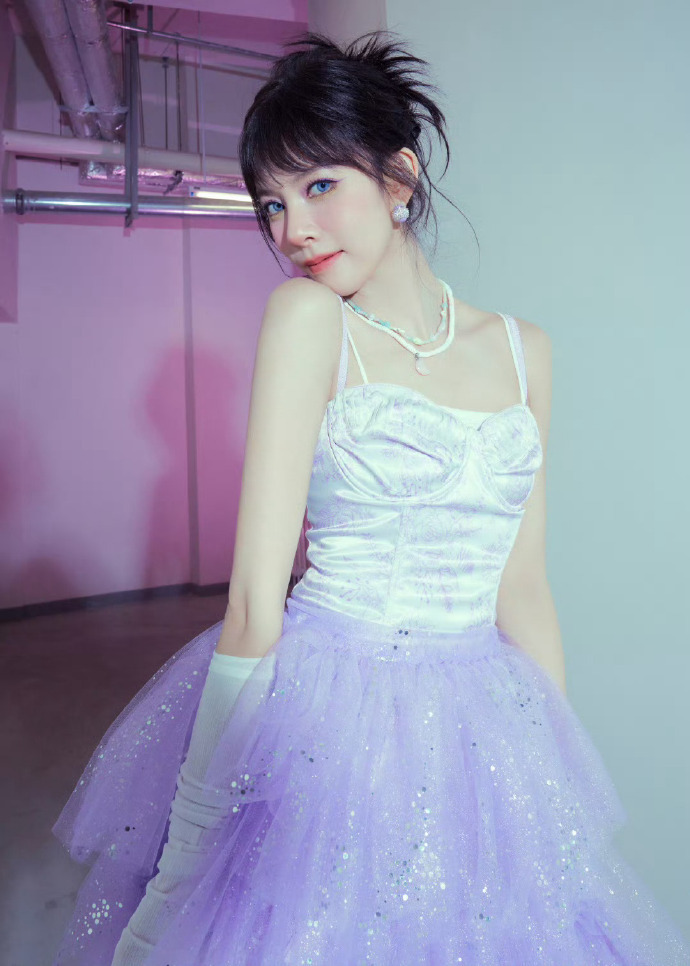 这居然是宋妍霏 宋妍霏总能给人带来意想不到的惊喜。四公舞台上的甜妹形象，紫色蓬蓬