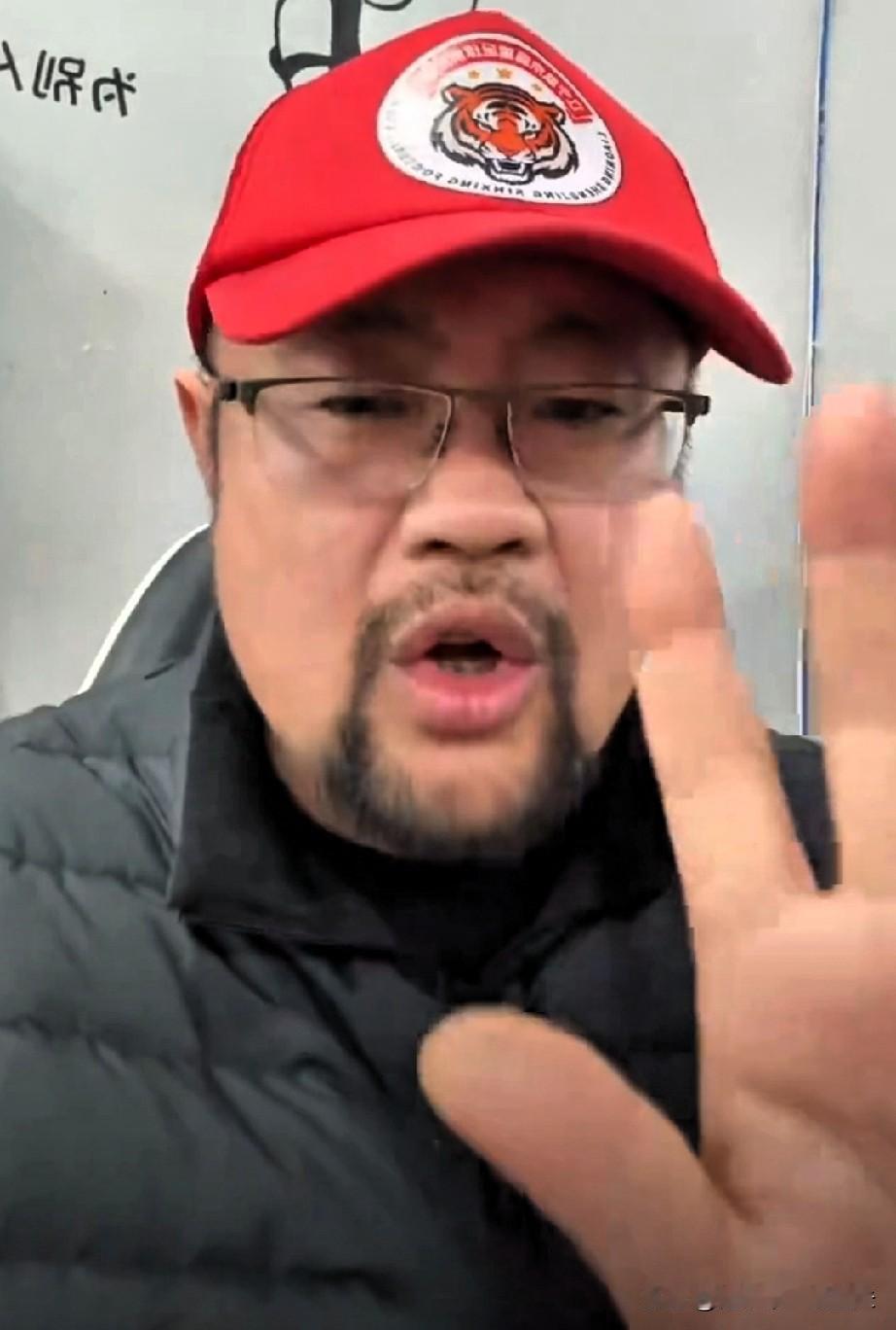 篮球名嘴贾队长支招辽宁男篮，说了三点，不吐不快，第一，新赛季锻炼年轻球员，不要眉