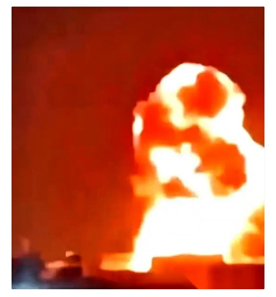 五枚导弹，拦下四枚，就那漏网的一枚，不偏不倚，正中天灵盖。炸的不是别的地方，是卡