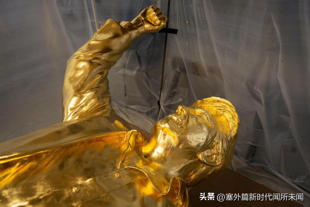 一年多前受加密货币企业家委托，制作了一尊高4.6米，通体贴金箔的特朗普塑像，但雕