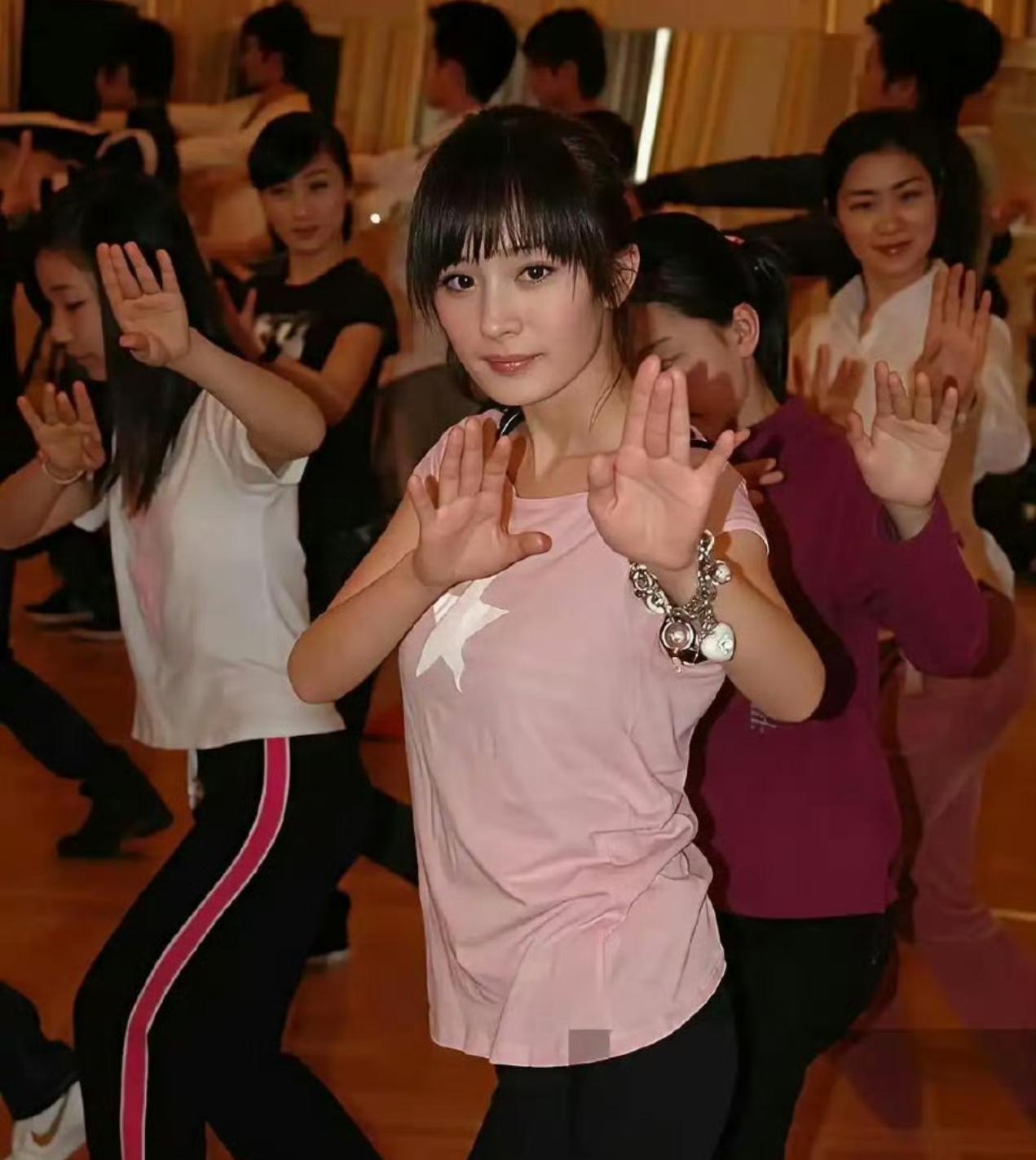 杨幂大‍‍学时⁠‏‎期上‎‍形‍‏体课‏的照片，看起来特别有灵气，脸型很精致。‍