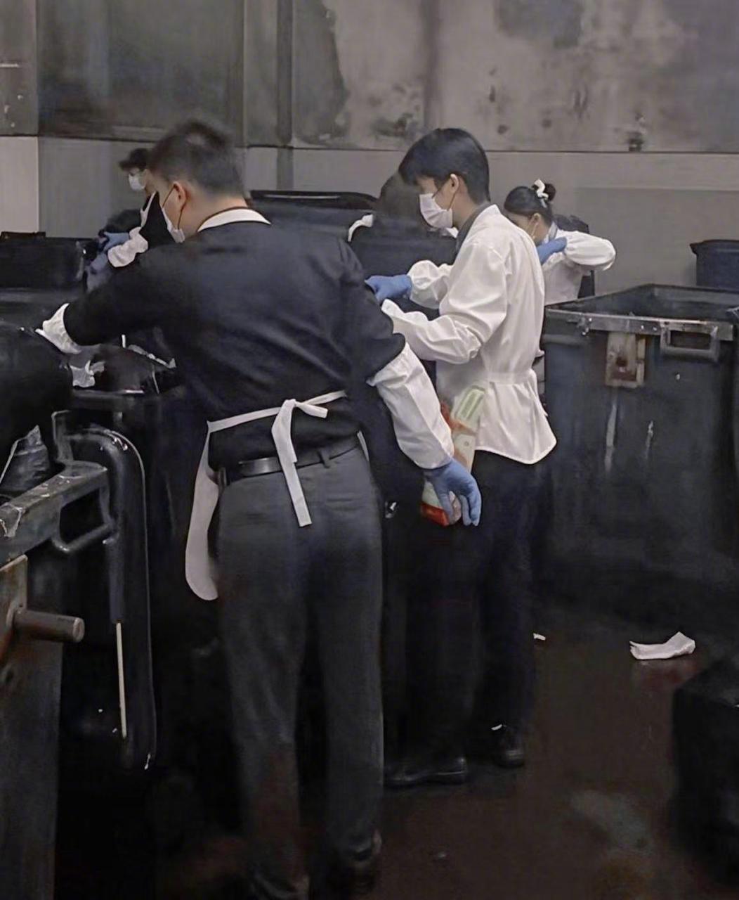 【#翻2小时垃圾桶帮顾客找回婚戒后续#，#员工帮顾客找婚戒获3g金戒指奖励#】 