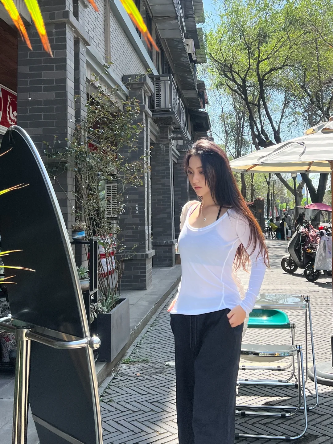 在线捞一下这个在路边照镜子的女生