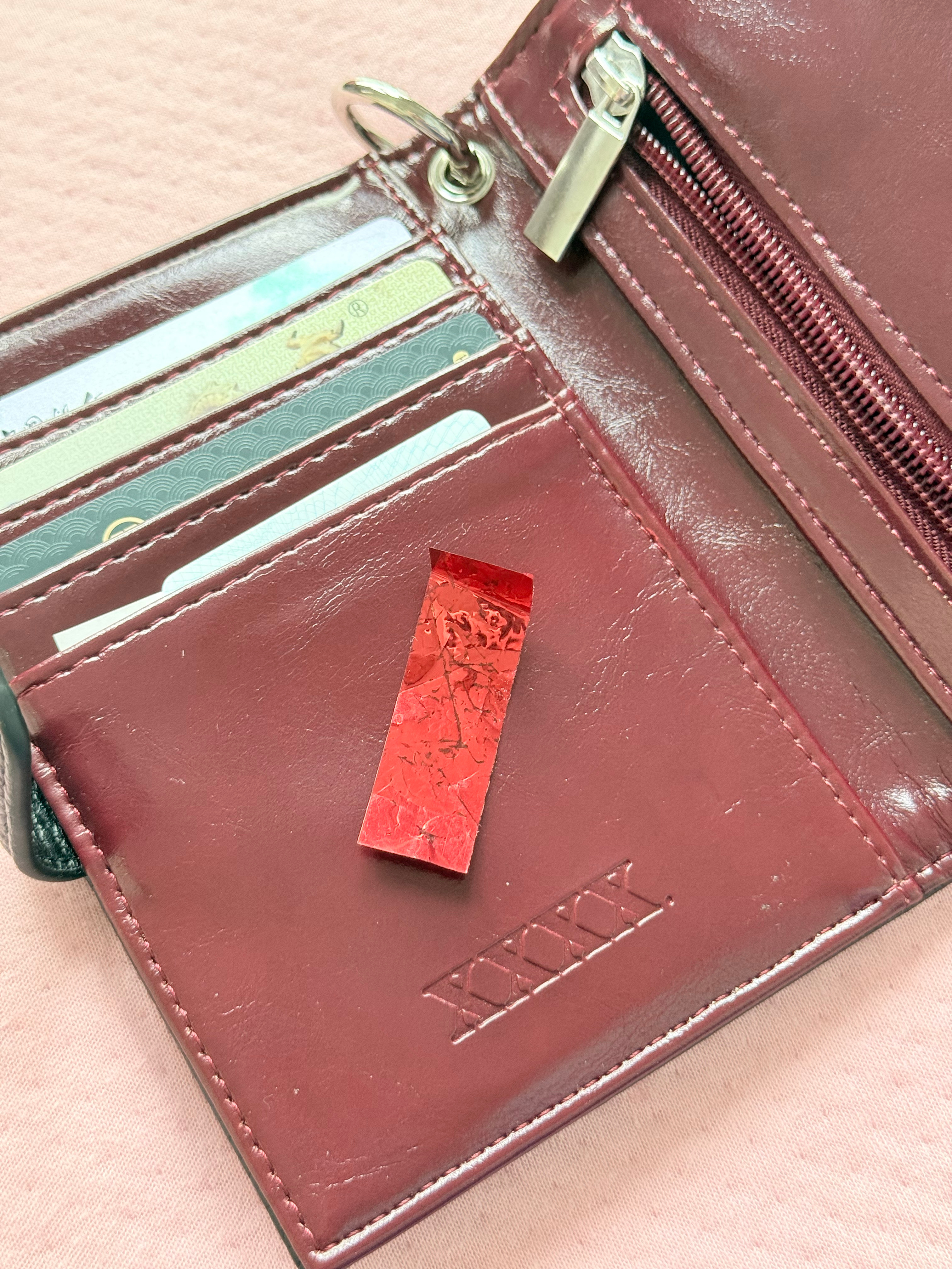 昨天在包的最深处翻出来了这个彩带，我的礐嶨成都场彩带是我背去看演唱会的包 