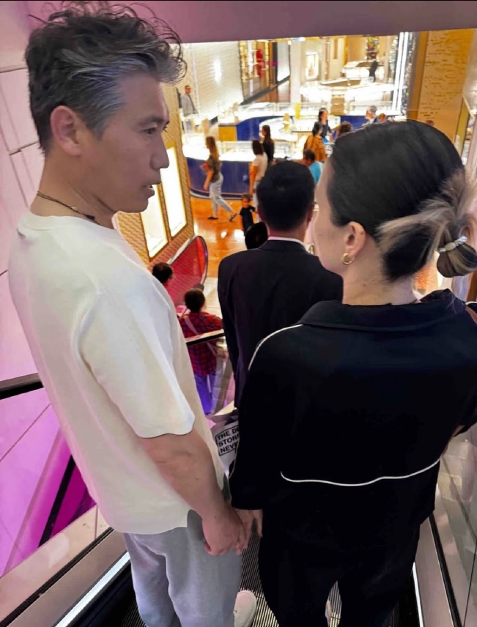 李乃文陪老婆巴黎逛街 52岁的演员李乃文在法国巴黎录制综艺《地球超新鲜2》期间，