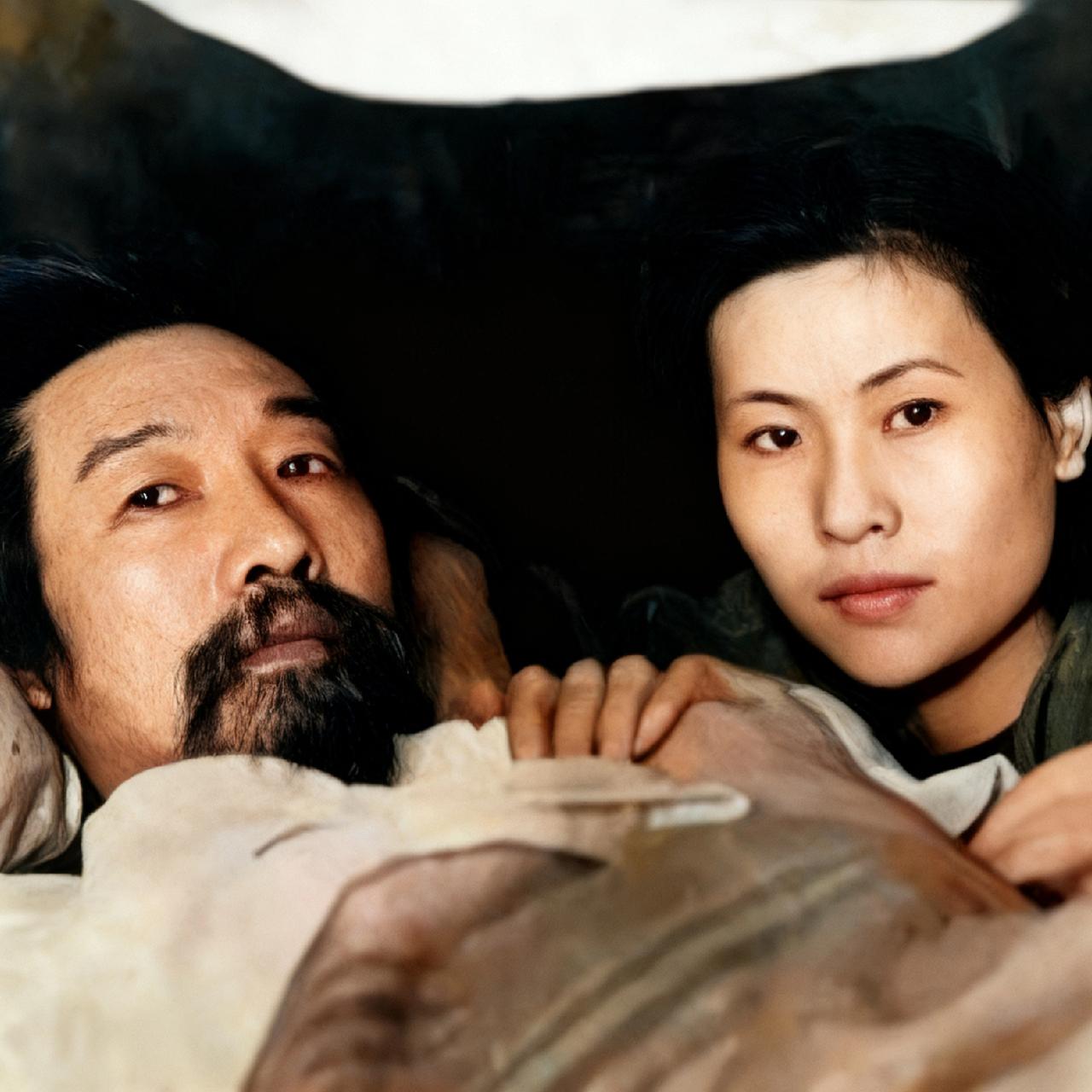 50年代初，徐悲鸿住院期间，同妻子廖静文一张温馨的合影，这一幕看上去很温馨。
