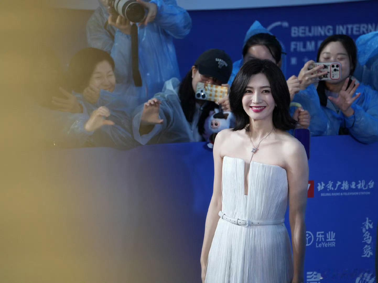 江疏影北影节红毯美成啥了江疏影北影节红毯造型北影节开幕式江疏影流苏白裙飘逸灵动，