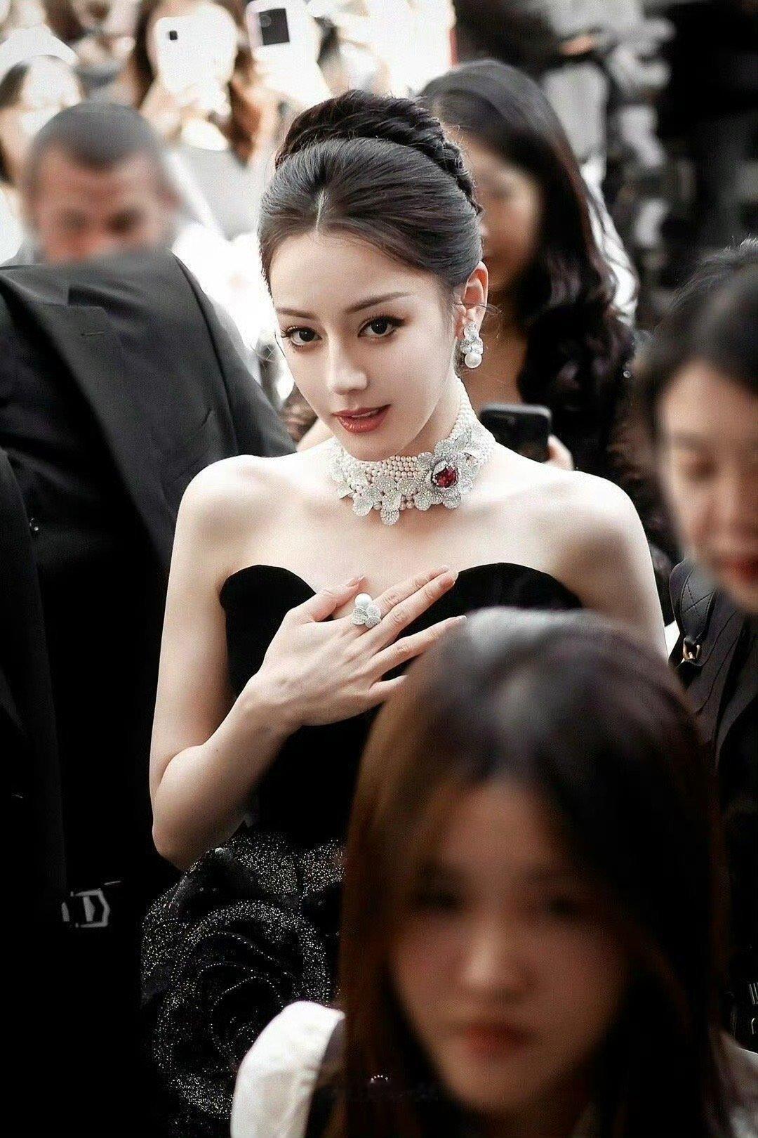 颅顶干净利落，全脸五官舒展，迪丽热巴梳大光明还能如此美萌，浓颜长相也能拥有满满的