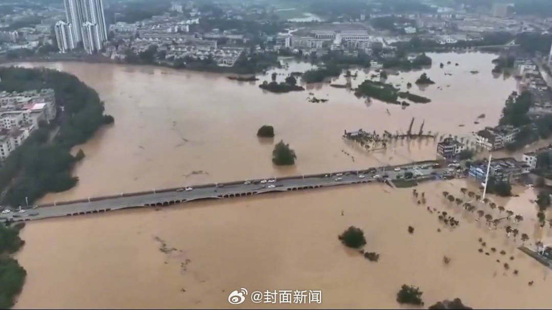 【汛情紧急！#湖南平江被淹区域人员已全部转移#】#湖南平江一天发布六次汛情通报#