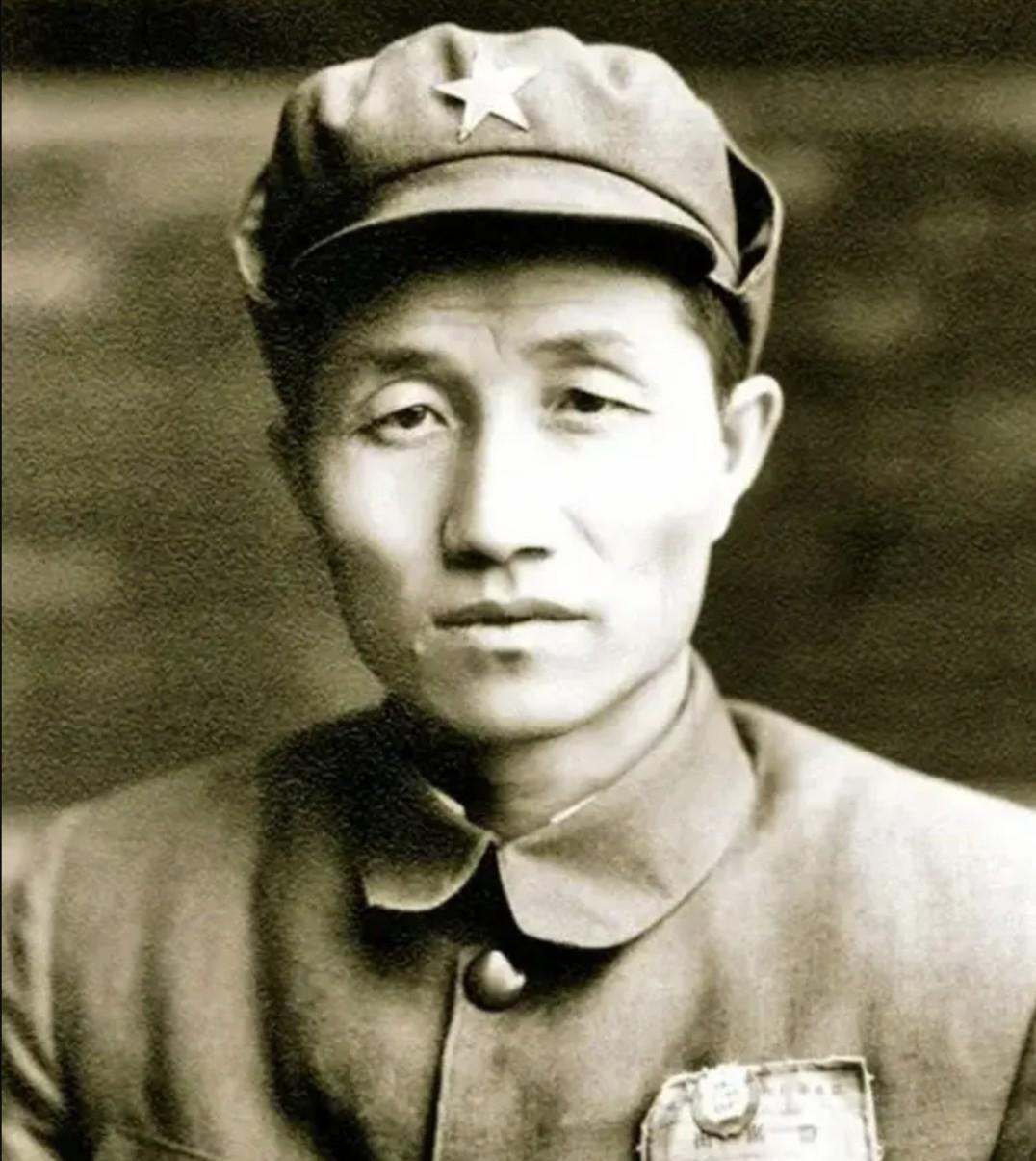 1946年隆化县城中秋血案，22名战士为保护文工团惨死，匪首伊相臣被围困孤山，竟
