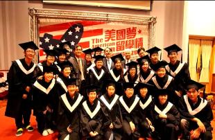 一位美国华人表示，华人精英移民到美国之后，不出两代，基本上都成为普通人。这个现象