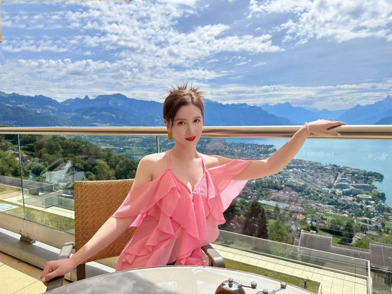 张萌的身材真的超适合这件衣服，就是有点担心被崩开