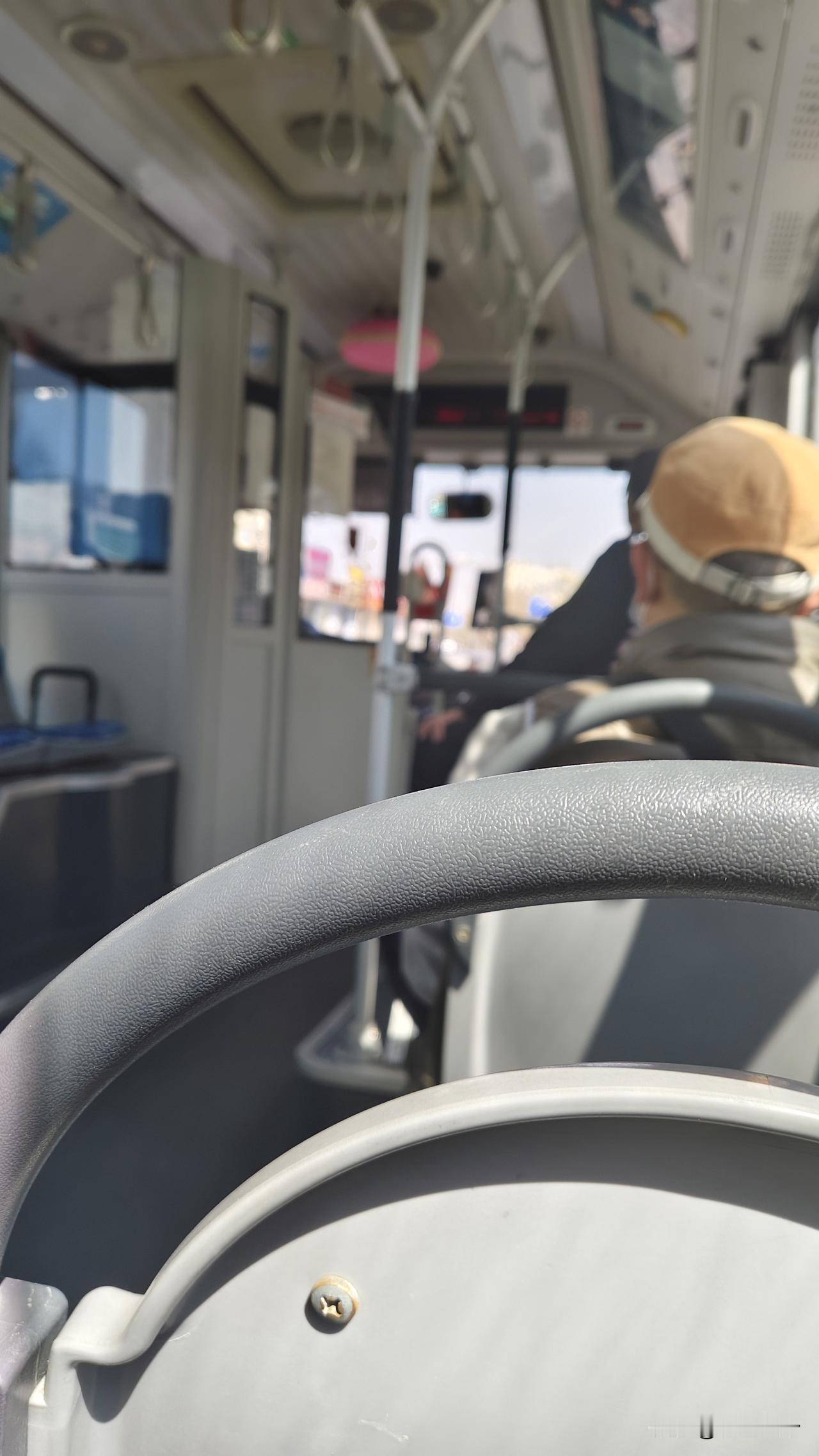 今早去刘家桥，直接坐旅顺车2007，在通讯电缆厂上了一个岁数挺大的，司机说两块钱