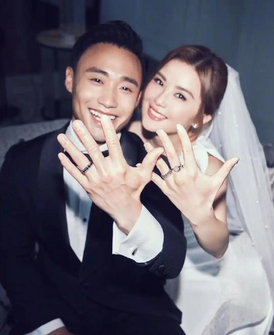 4月28日43岁蔡卓妍宣布再婚，男方是小10岁的健身教练


2026年4月28