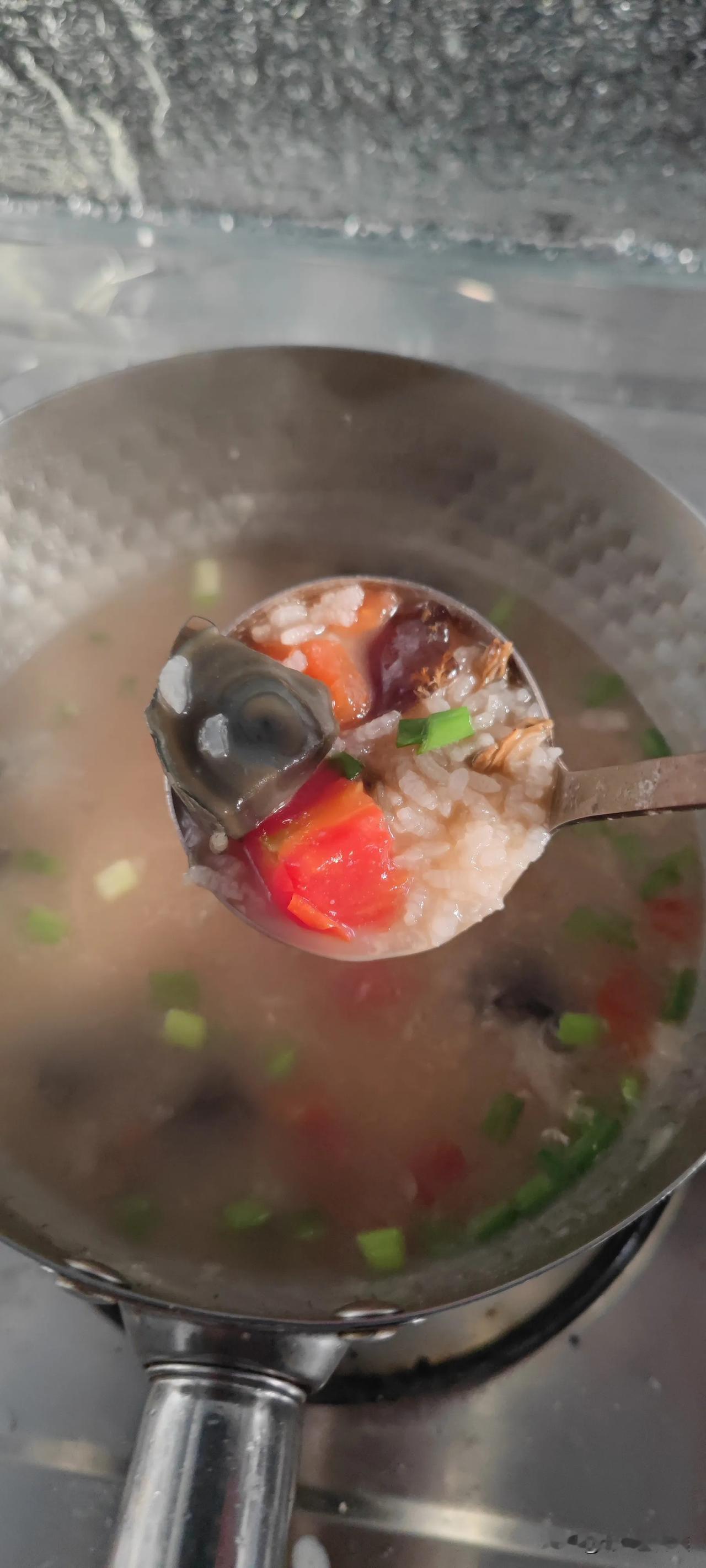 。 今天午餐是一顿五彩漂亮饭。我用泡发生蚝干10克切碎，葱姜爆香，加开水450克