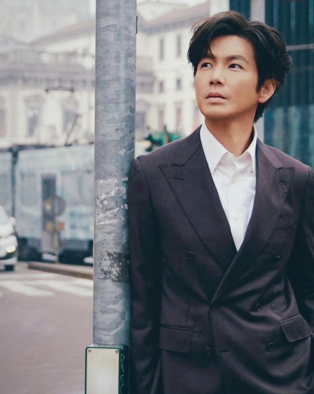 钟汉良让胡兵站c位 笑死我了！钟汉良胡兵走秀，走着走着两人突然开始“打架”了？原