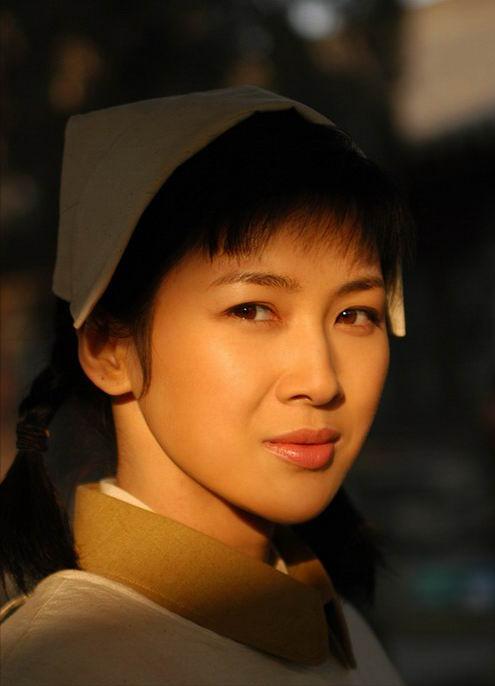 2011年，饰演李云龙老婆的童蕾，因800万别墅，抛弃相恋5年的男友周一围，投入