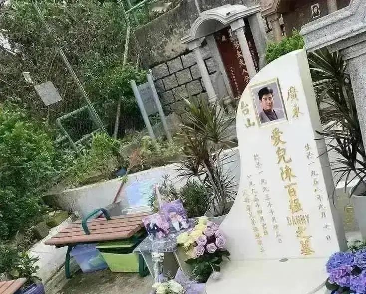 37%音乐教室老旧10年
 
何超琼把一束白玫瑰放在陈百强墓前，转身掏出千万港元