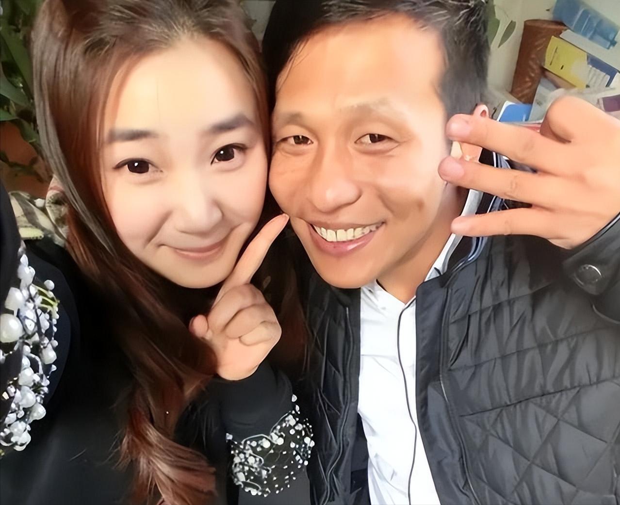 2007年，宋小宝和妻子霍晓红离婚后，就娶了肤白貌美的王雪，赵本山知道后，狠狠的