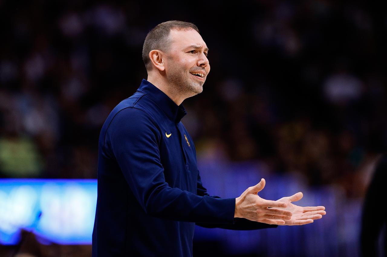 笑死！掘金主帅谈输给勇士的原因：

“追梦格林临时退赛，这令人困惑。显然，比赛计