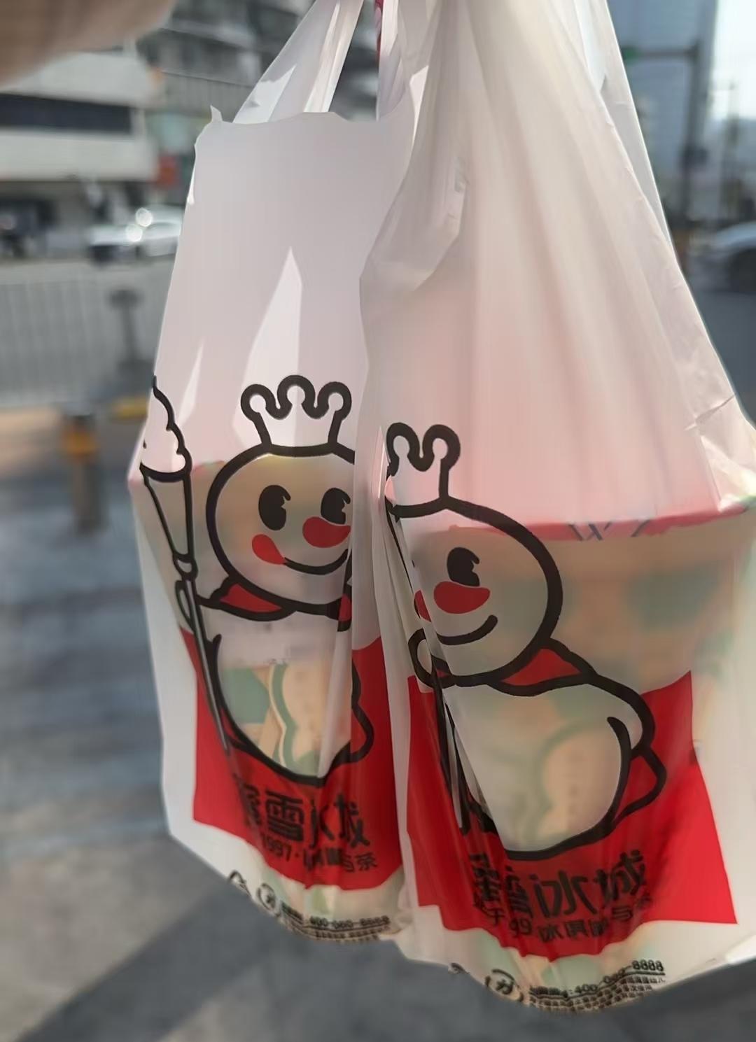 爸爸住院的这些天，我整夜守在病床前，累得头晕眼花，心里还揪着慌，连好好吃顿饭的心