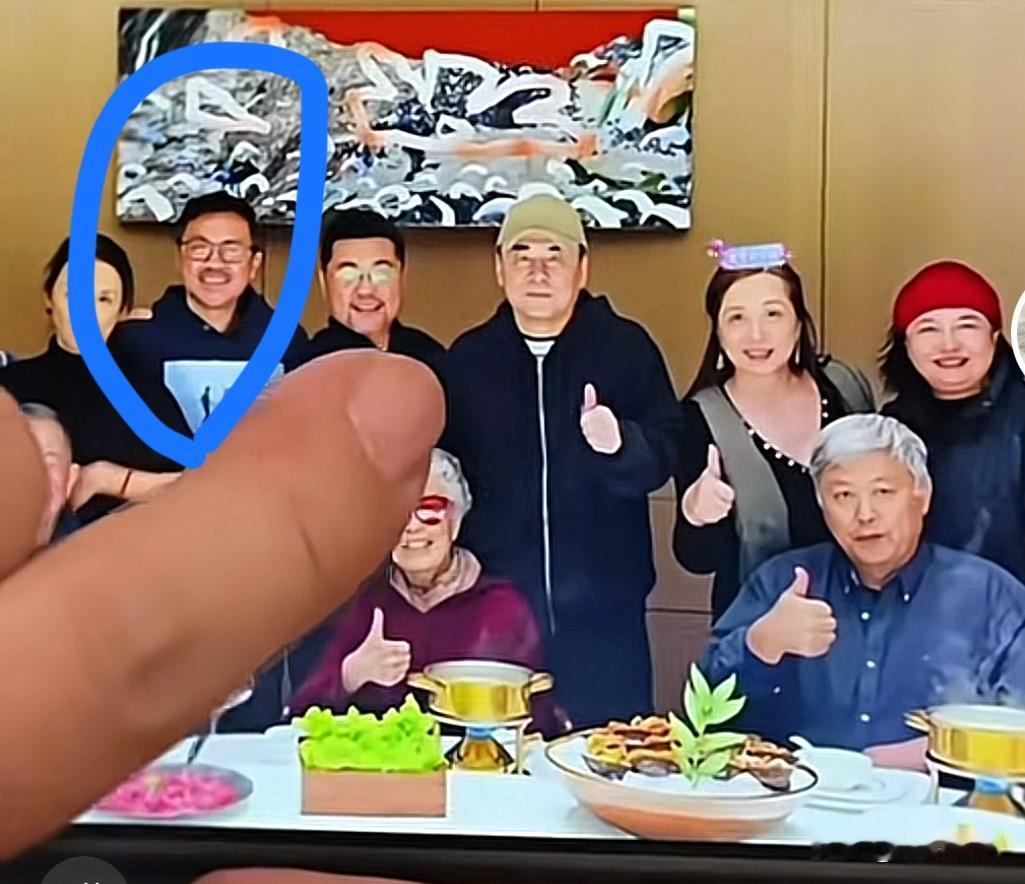 其实人都挺现实的，

没人能例外。

早前李亚鹏开直播时聊起同学聚会的场面，陈建