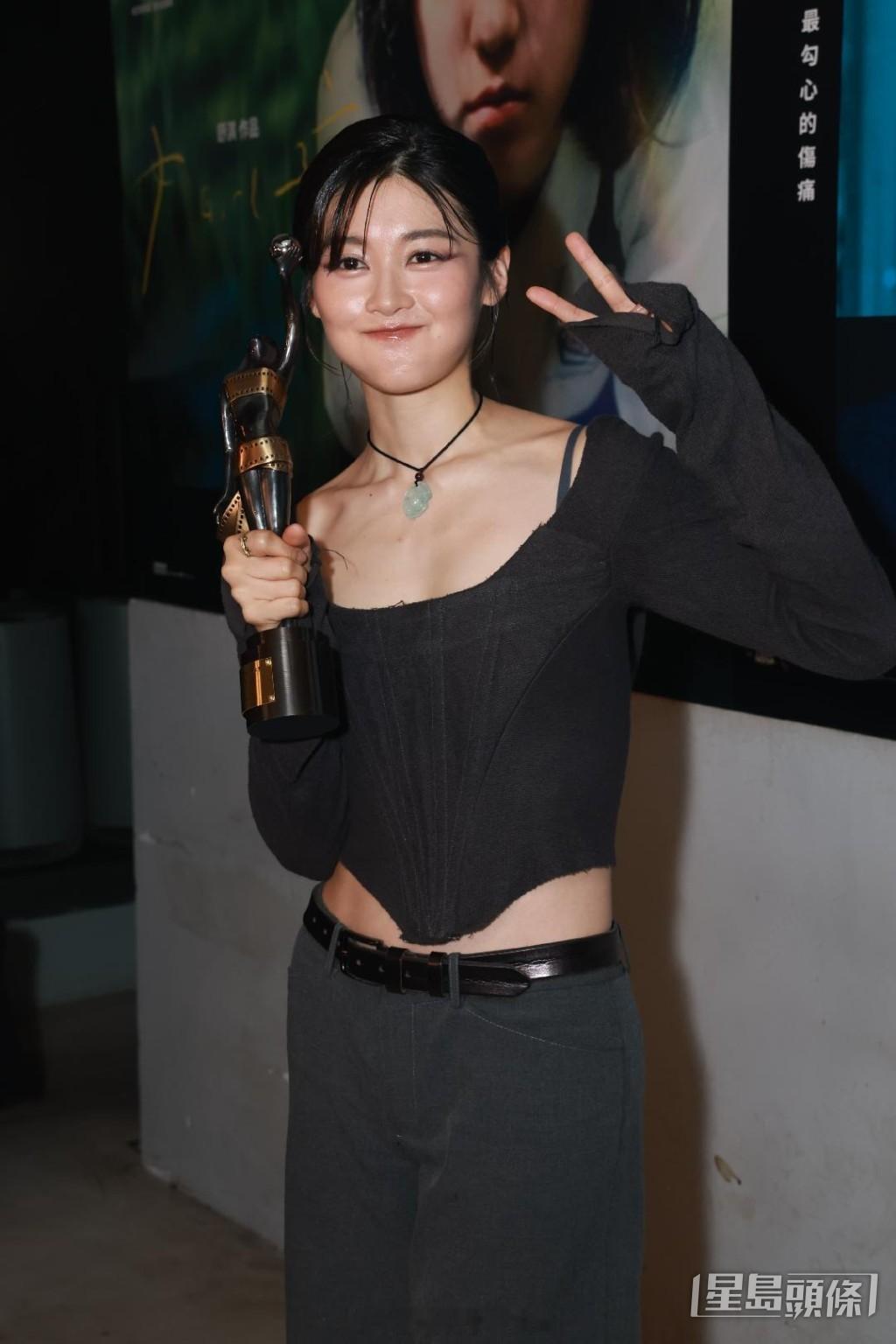 星岛：邓涛夺得“最佳新演员”被问及加价坦言片酬不高：仅够交租生活  自荐想跟元华