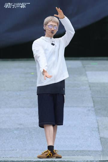 汪苏泷明日世界宜昌上座率汪苏泷宜昌演唱会上座率汪苏泷的演唱会在宜昌绽放光彩，欢呼