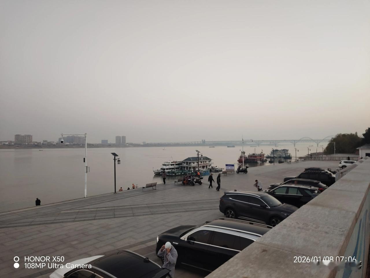 今年冬天的不同2026年1月8日长江岸边晨练冬泳爱好者