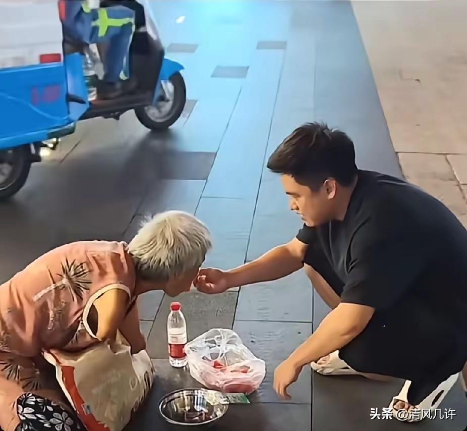 无臂老人坐在街头乞讨，路过的陌生黑衣男子，做出的一个举动，让路人直呼感动暖心了。