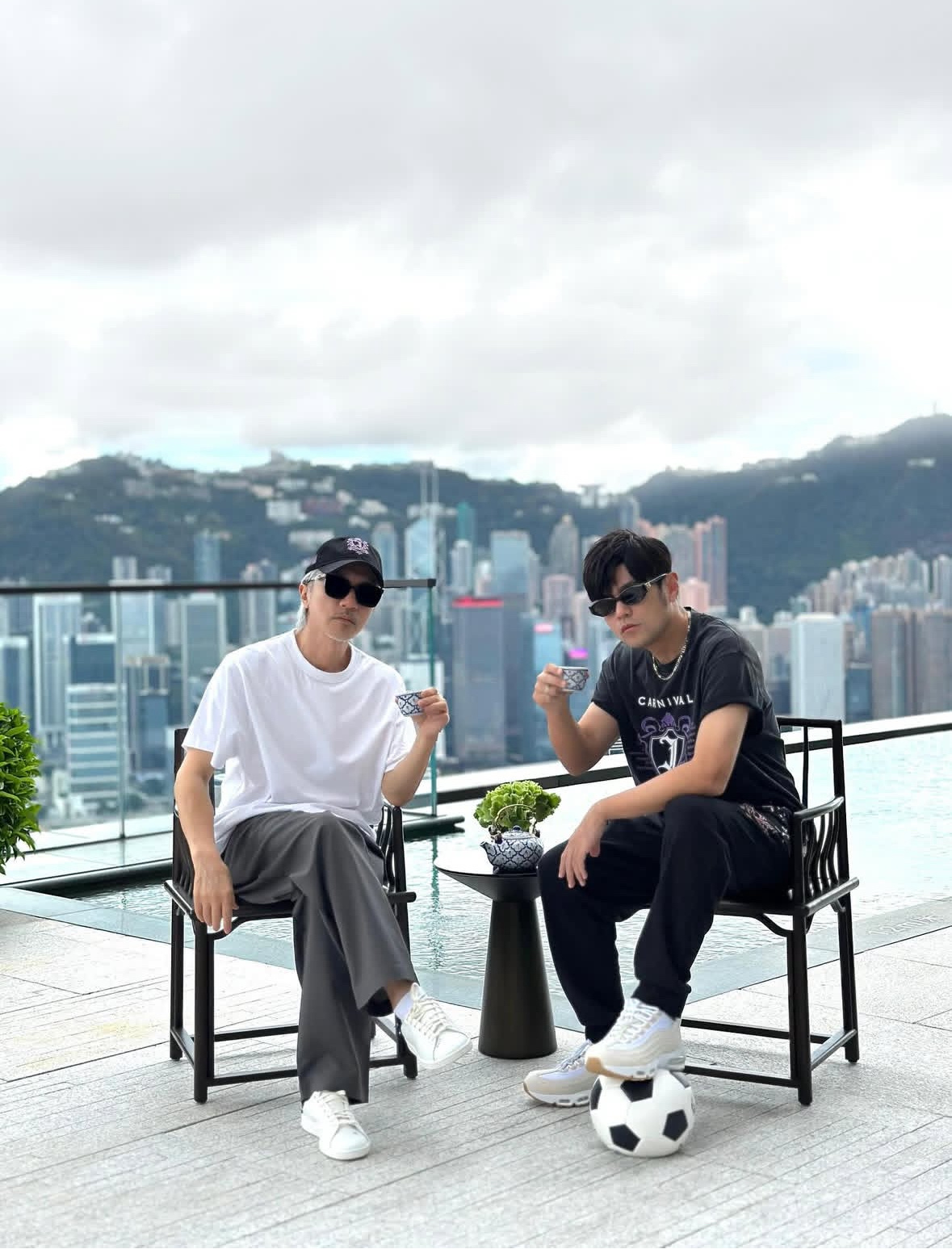 周星驰因满头白发令人难以辨认，最近他与周杰伦在香港共聚一堂，共同品茶。陈冠希也晒