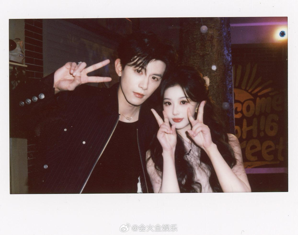 平行时空的幸福合照孔雪儿邓凯hi6拍立得照片孔雪儿邓凯hi6比耶合照