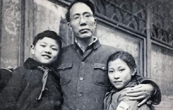 他的资历、军级不低，军衔不高，参军晚同级多年，拿笔杆子十几年
“1948年10月