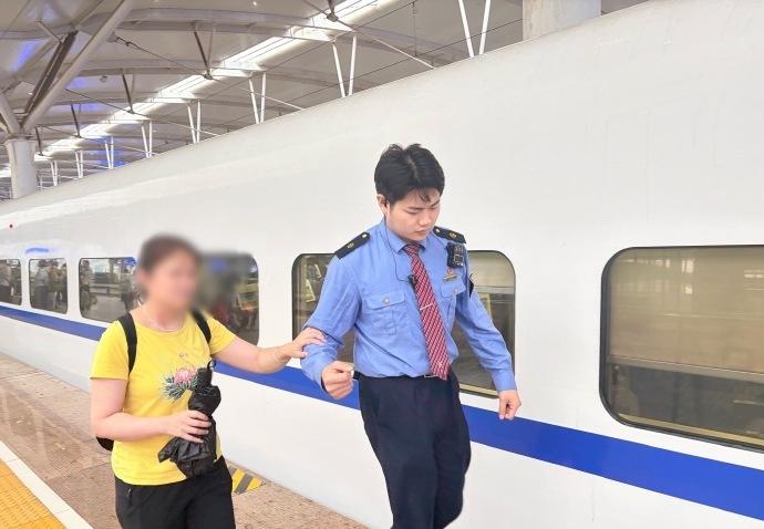 5月13日，D3107次列车接到重点旅客工单：一名视障旅客需独自乘车。@上铁上海