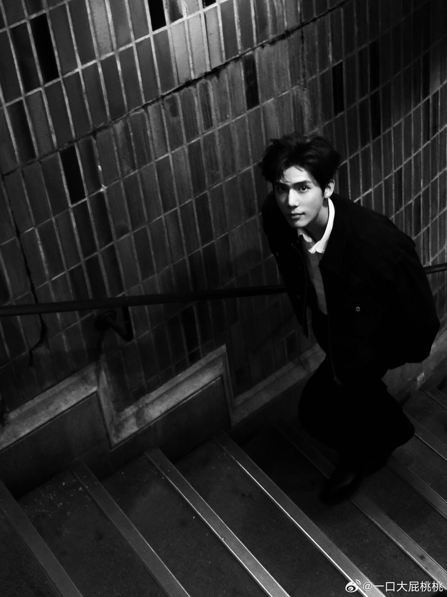 王安宇ins更新时装周夜景照，挺会拍的有故事感了！   时装周巴黎时装周