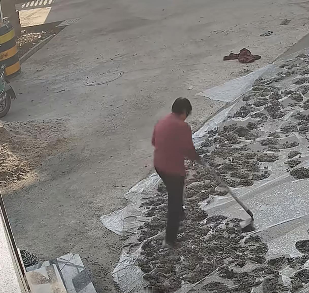 村民们自发集资
修建了一条水泥路
被大娘恶意破坏 路面变得坑洼不平，
网友:这会