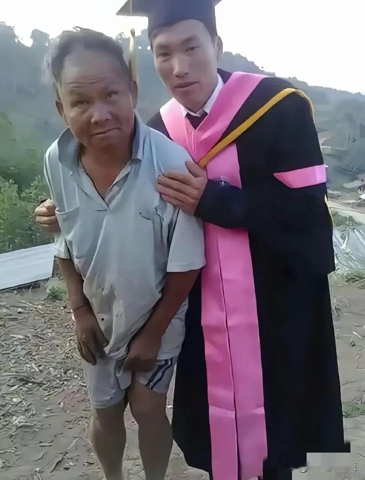 近日，贵阳一名本科男生巧妙“邀请”了70岁高龄、居住在农村的老父亲参加他的毕业典