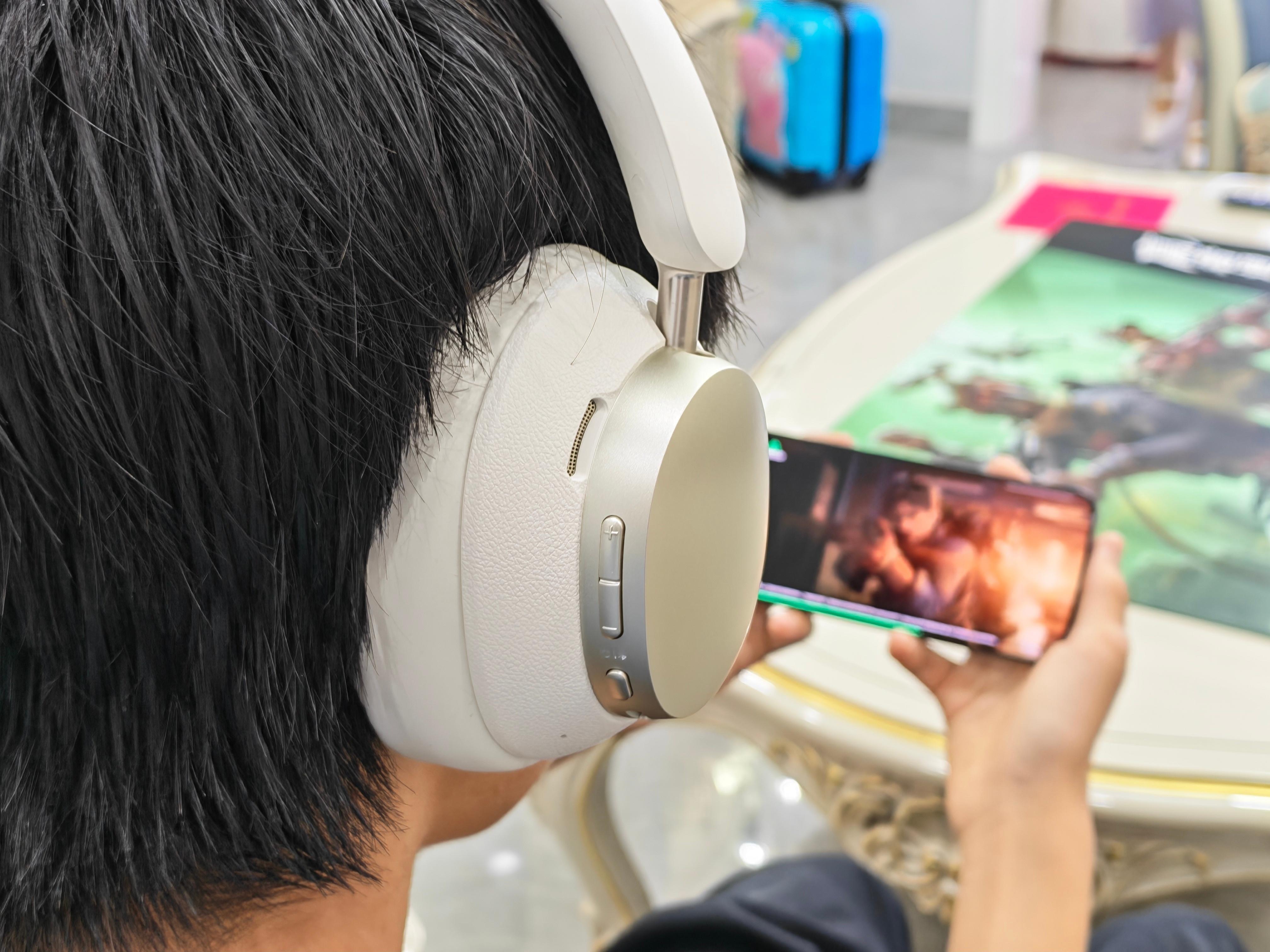 能不能不要和戴耳机的人说话带着降噪耳机打游戏，几乎听不到外边人讲话吧。 