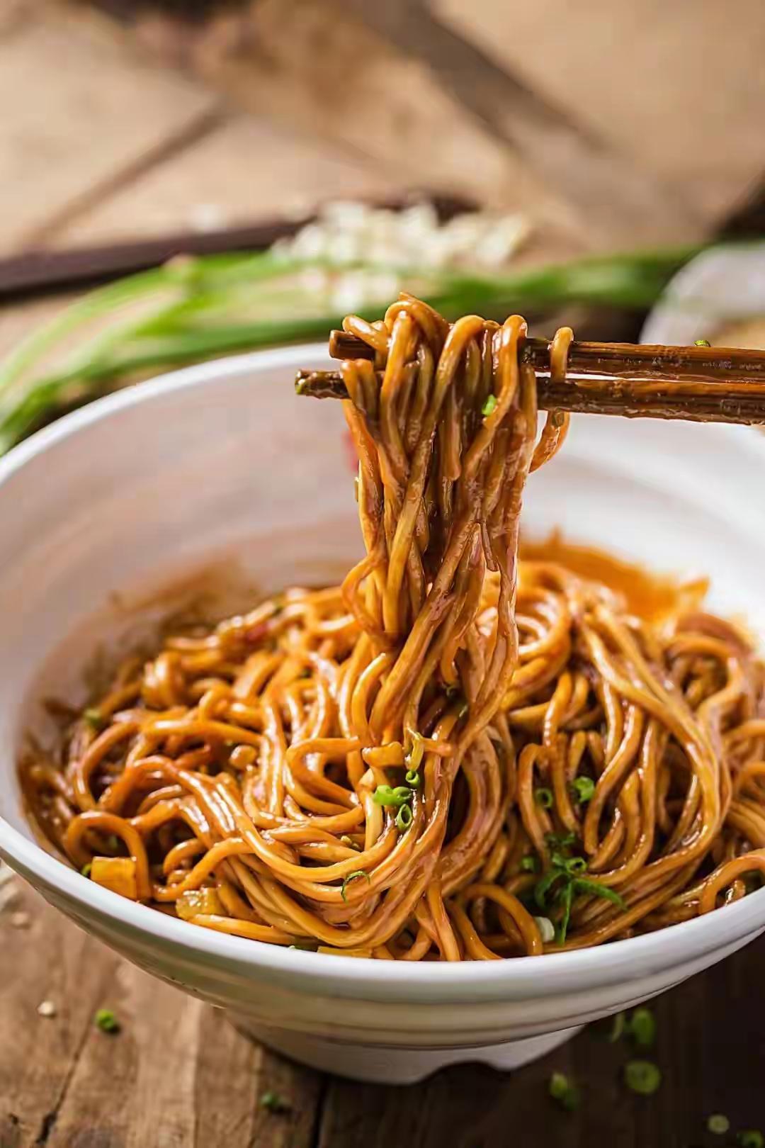 武汉冬日治愈指南｜风再冷也抵不住的暖❤️

✅ 一碗热藕汤：粉糯鲜甜，暖到脚尖