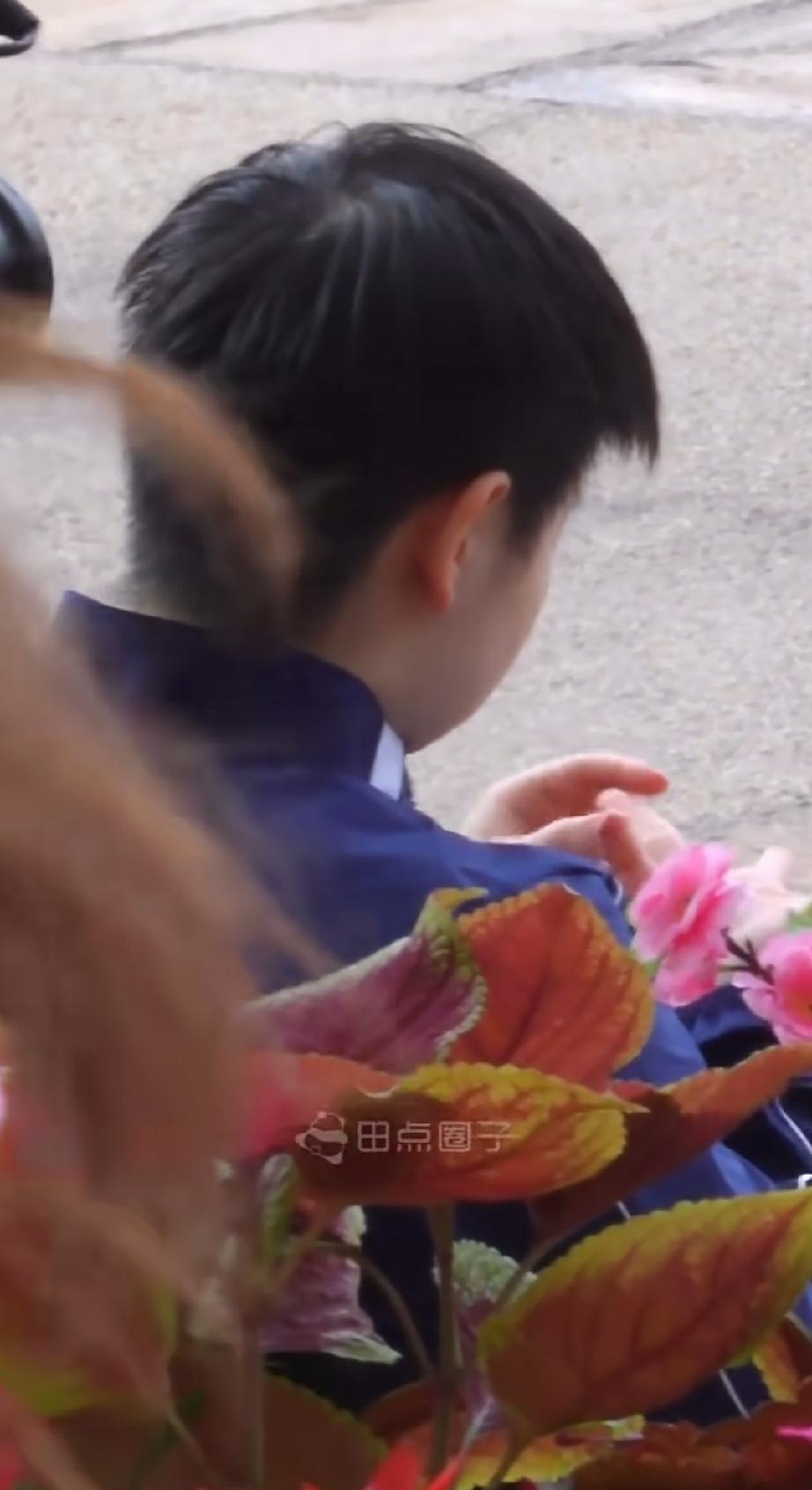安安静静的莎莎坐在椅子上，摆弄自己的手，两双手指甲都干干净净的。镜头一转，看到站