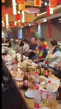 微辣团队再度齐聚凤城，相聚时候热闹非常。
2026年7月1 - 3日，徐子崴、蒋