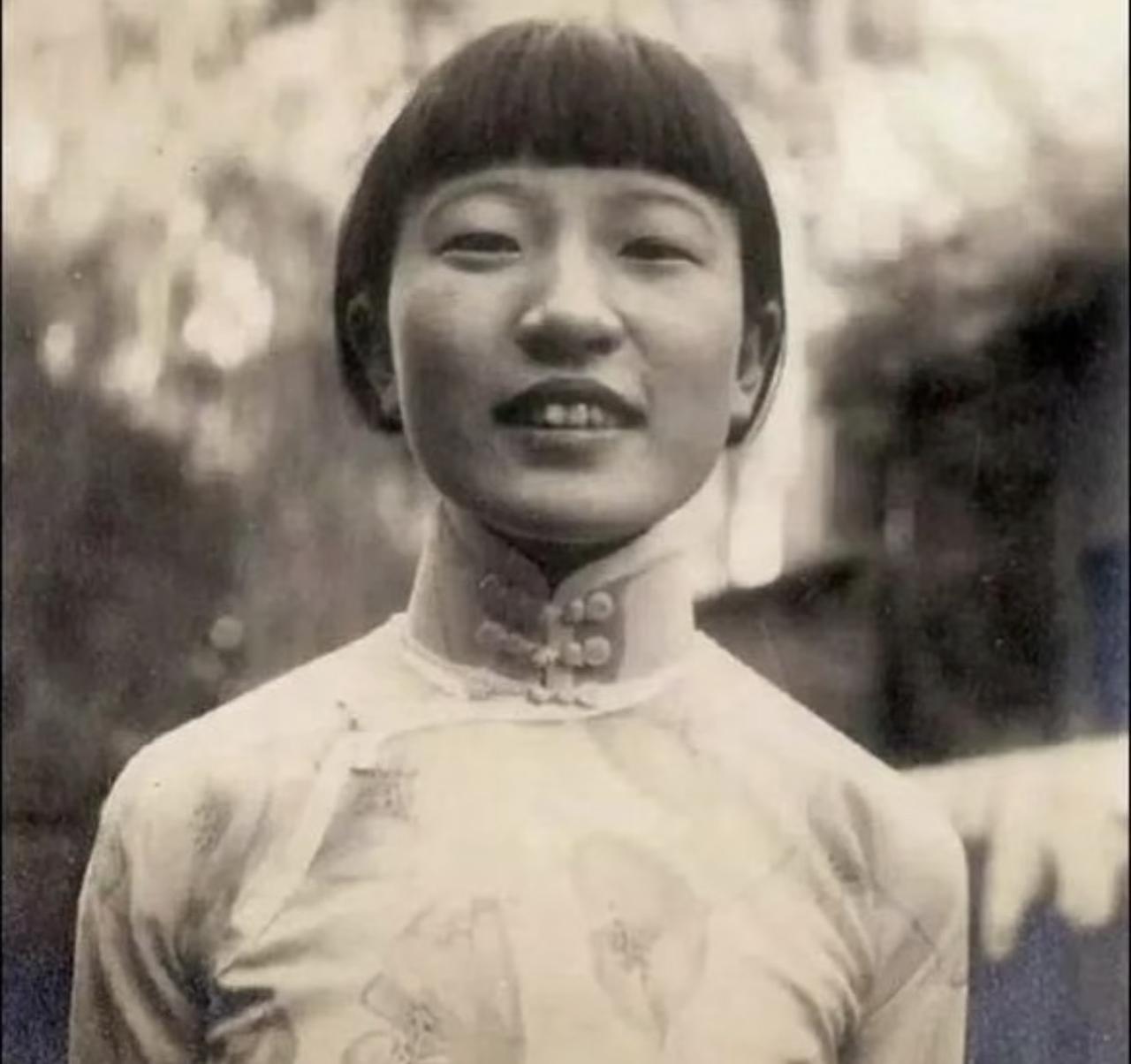 同样是肃亲王的女儿，川岛芳子成了遗臭万年的汉奸，她却用一辈子守住了“不亏心”三个