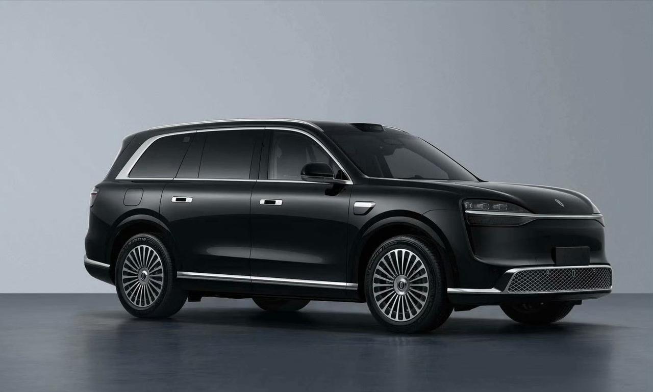 新款问界M9这一出，根本不是小改款，是华为在给BBA上眼药
这辆车一旦开卖，50