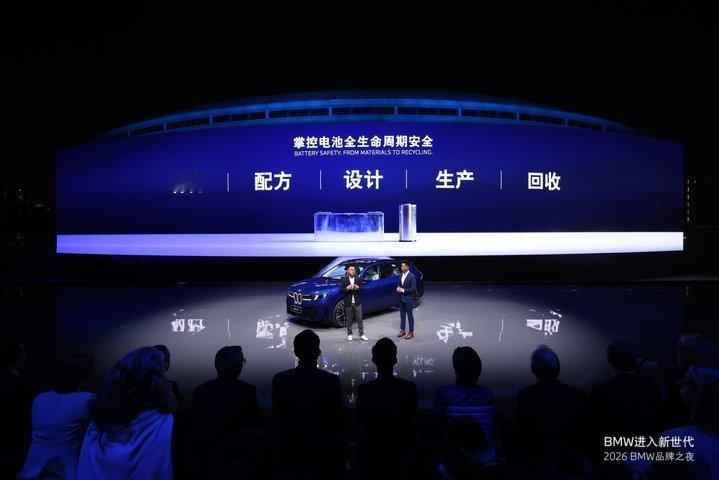 新世代的宝马，比以往更有“性张力”，不仅仅是极具宝马风味的超高辨识度颜值，就像曾