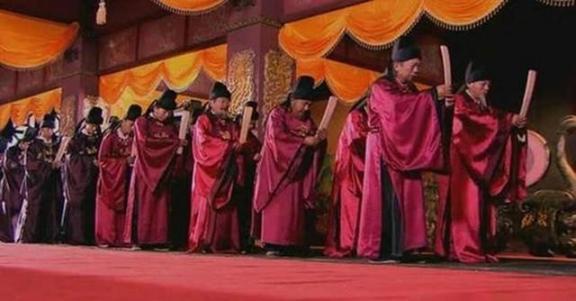 清朝官员的退休金是每年50两白银，换算成现在的人民币是多少钱？
 
提起古代官员